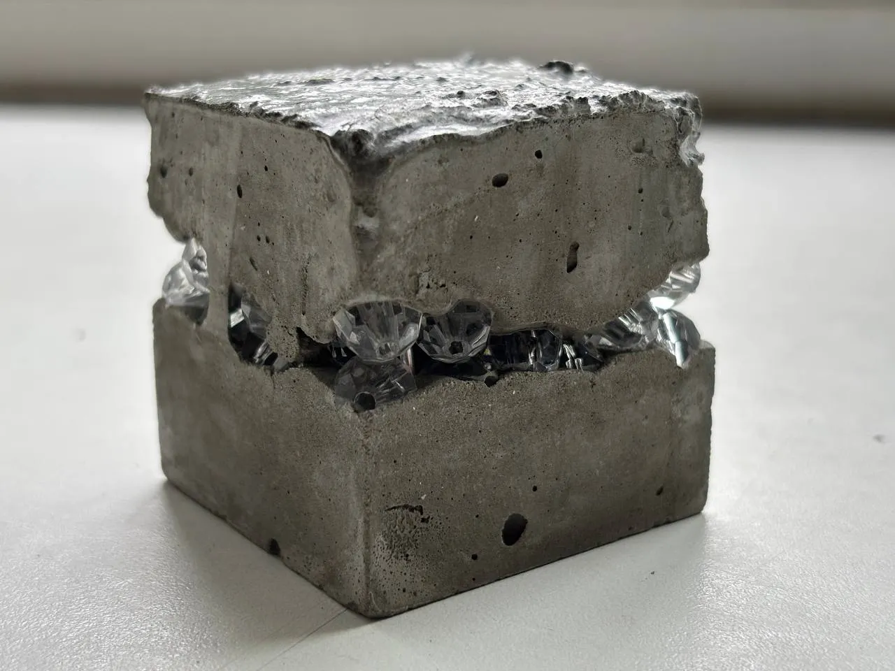 This one is really simple: concrete layer with armature, then layer of beads, then final concrete layer