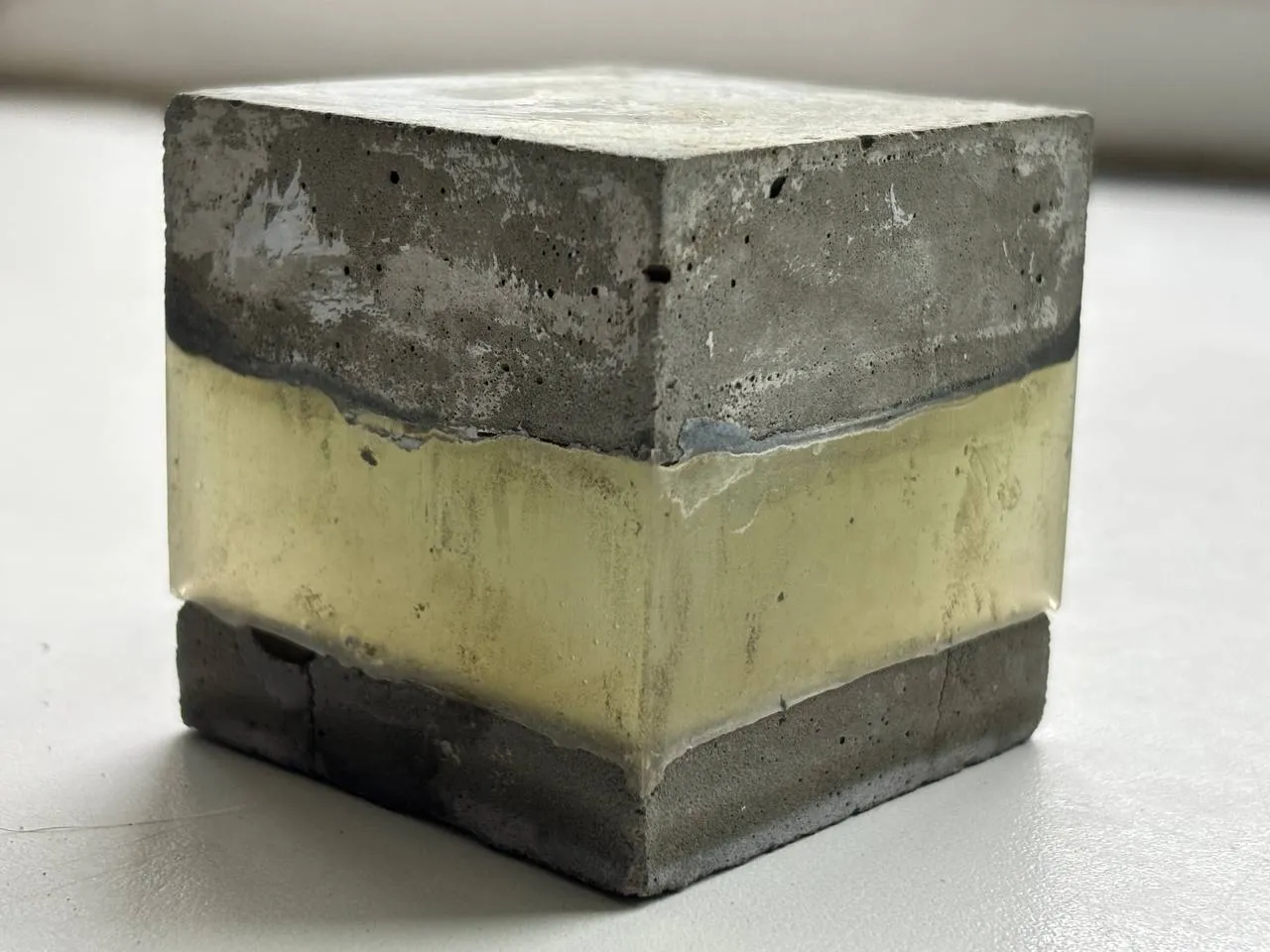 Here you can see another problem: the bottom concrete layer cracks near the armature